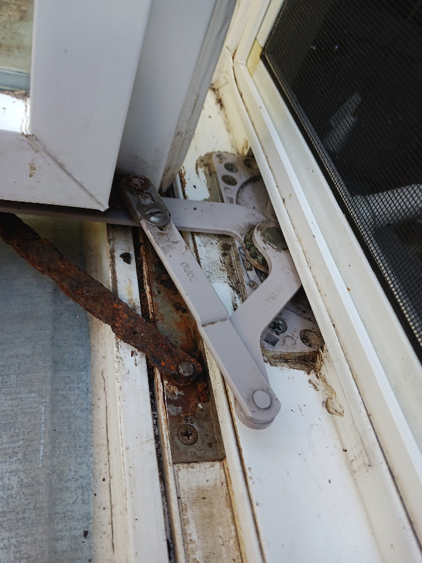 1 window corroded hinge & operator 1000000724 -sma